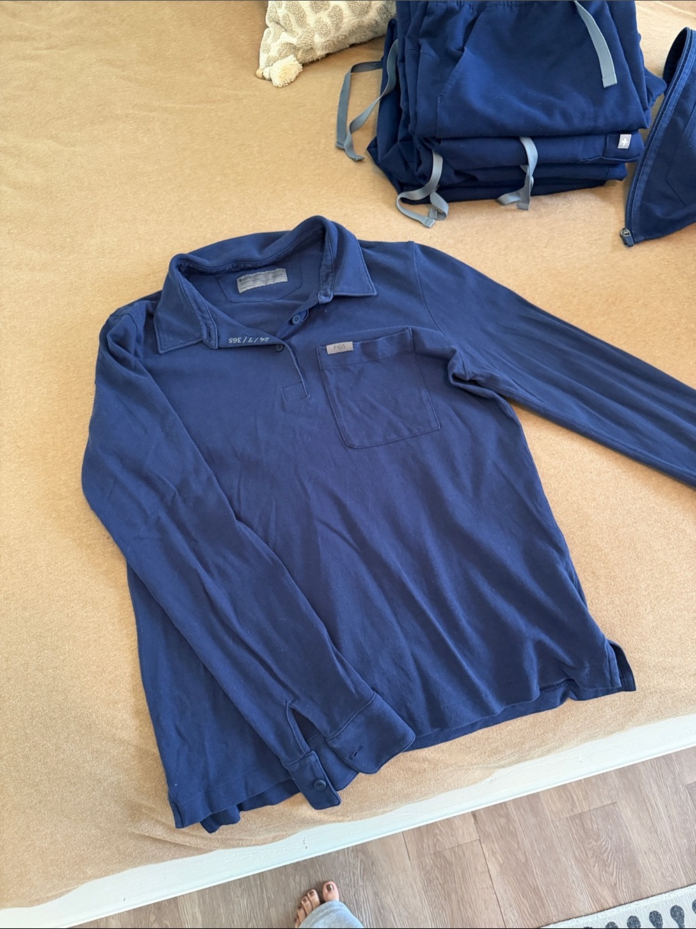 FIGS long sleeve scrub top